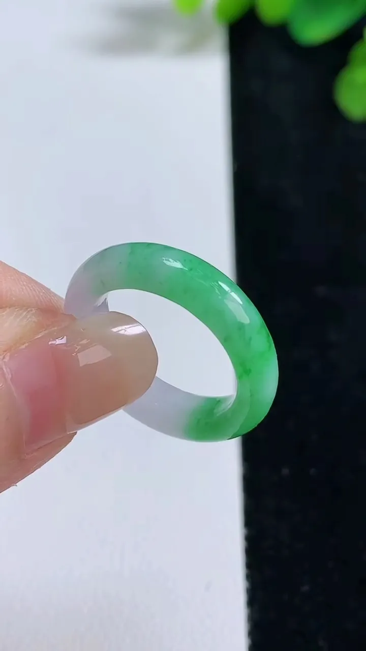 天然A货翡翠戒指指环，尺寸17-5-3.3，重量:3.31g2025年8月10日
工厂直销收藏佳品,种好水足，色泽均匀，有种有色，上手高大气！
