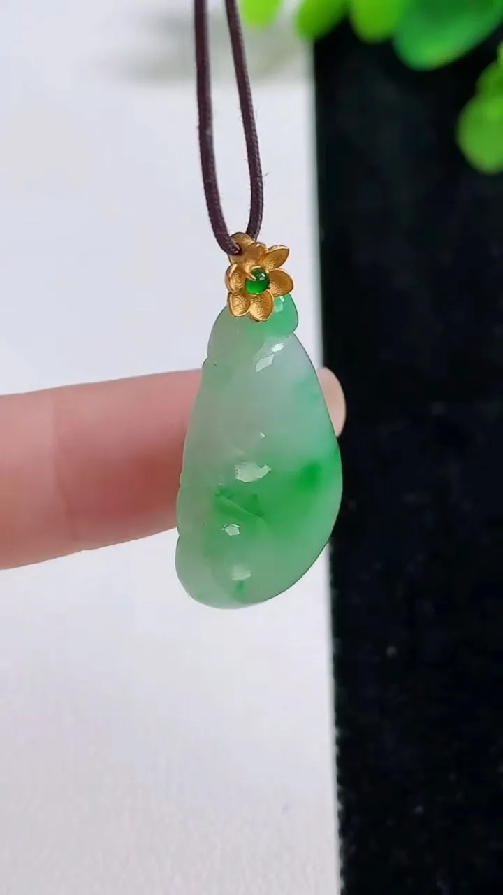天然A货翡翠如意吊坠，尺寸30-15.8-5，重量:3.97g
8月10日