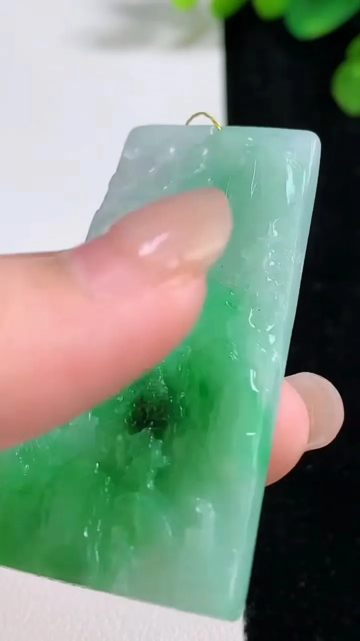 天然A货翡翠山水牌吊坠，尺寸53-38.2-4.3，重量:18.30g
8月10日