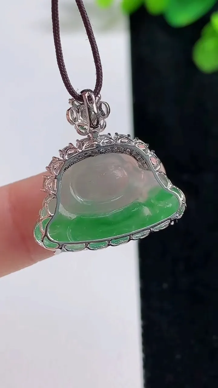 天然A货翡翠佛公吊坠，尺寸22.6-13.7-22.5-7，重量:2.90g
8月10日
