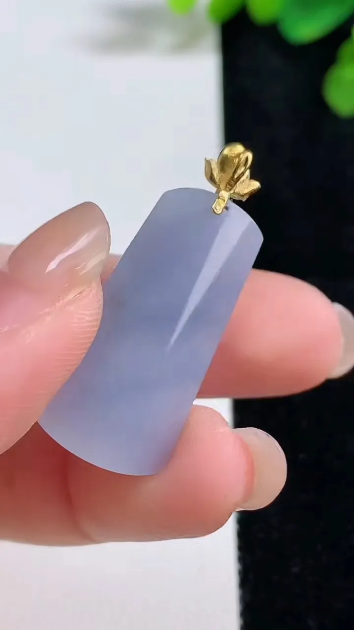 天然A货翡翠18k金紫罗兰无事牌吊坠，尺寸29.3-15-6.4，重量:5.90g
8月10日