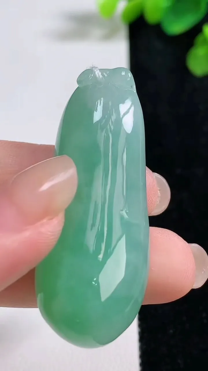 天然A货翡翠福瓜吊坠，尺寸48-18.8-11，重量:18.35g
8月10日