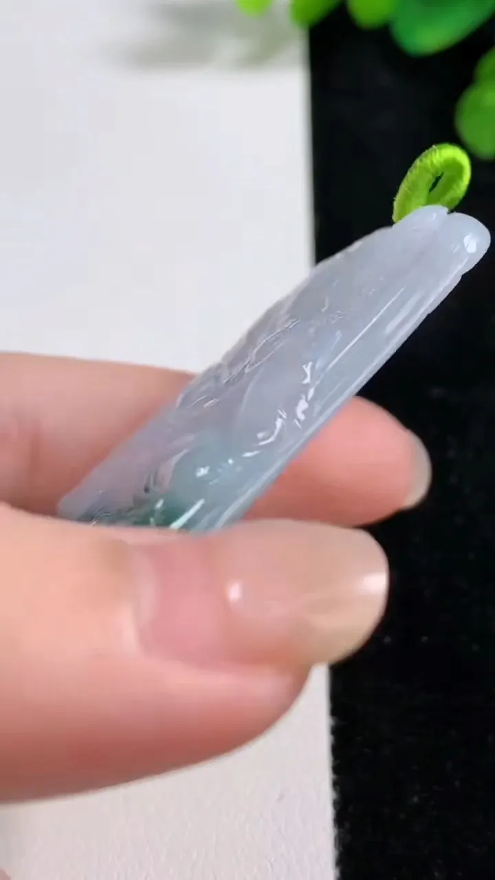 天然A货翡翠飘花御龙观音菩萨吊坠，尺寸65-40.2-5，重量:31.64g
8月10日