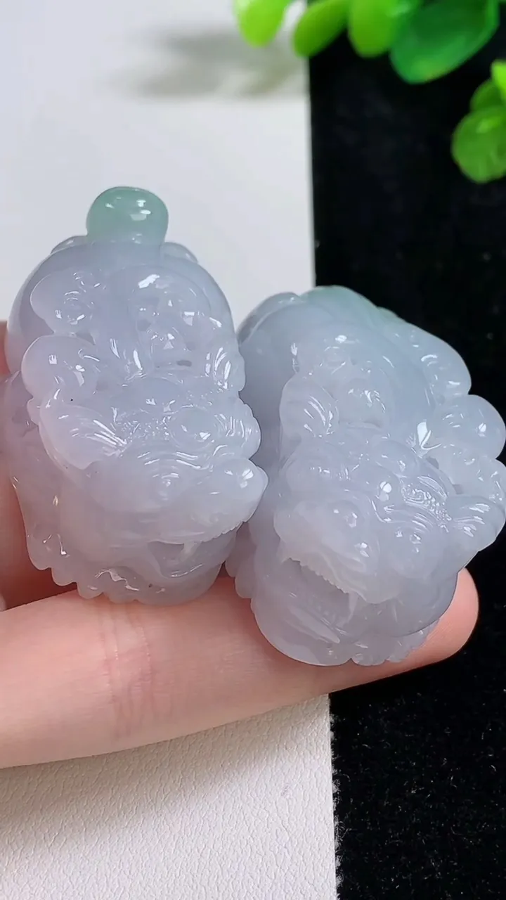 天然A货翡翠春带彩紫罗兰貔貅吊坠一对，尺寸42.7-24.8-20，重量:101.60g
8月10日