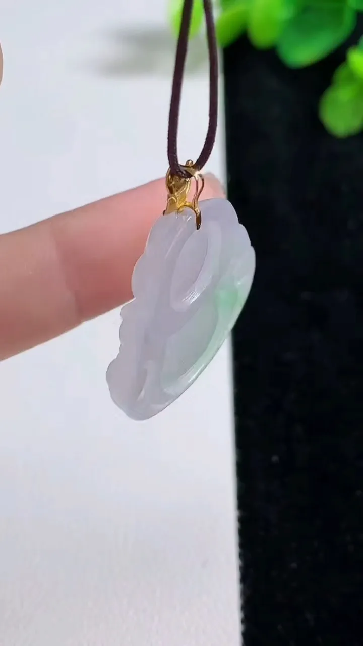 天然A货翡翠佛公吊坠，尺寸23.7-26.2-5，重量:5.26g
8月10日