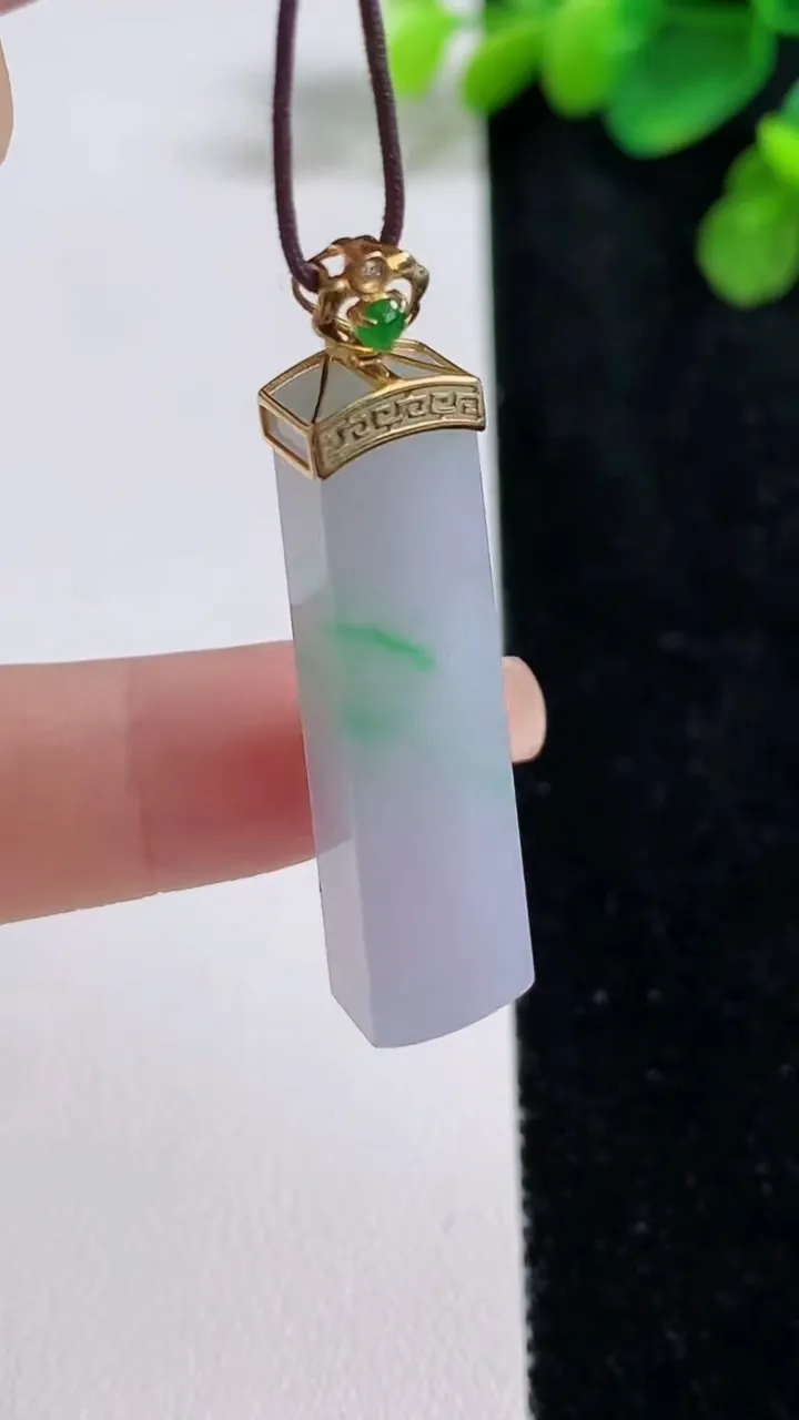 天然A货翡翠18k金春带彩紫罗兰无事牌吊坠，尺寸39.4-9.6-5.5，重量:7.31g
8月10