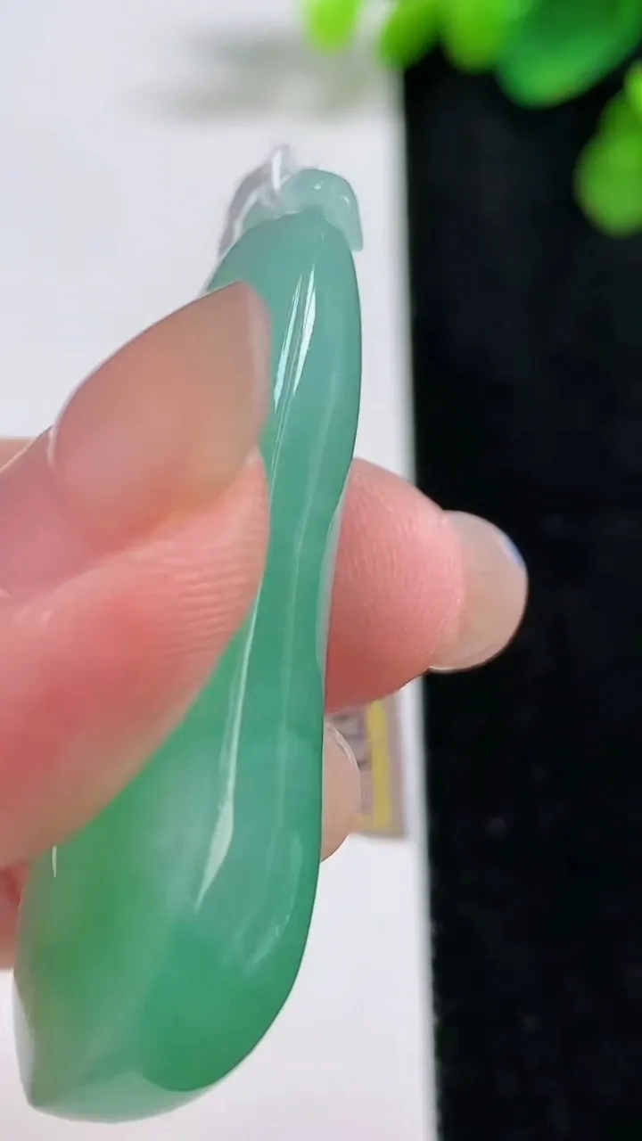 天然A货翡翠福瓜吊坠，尺寸48-18.8-11，重量:18.35g
8月10日