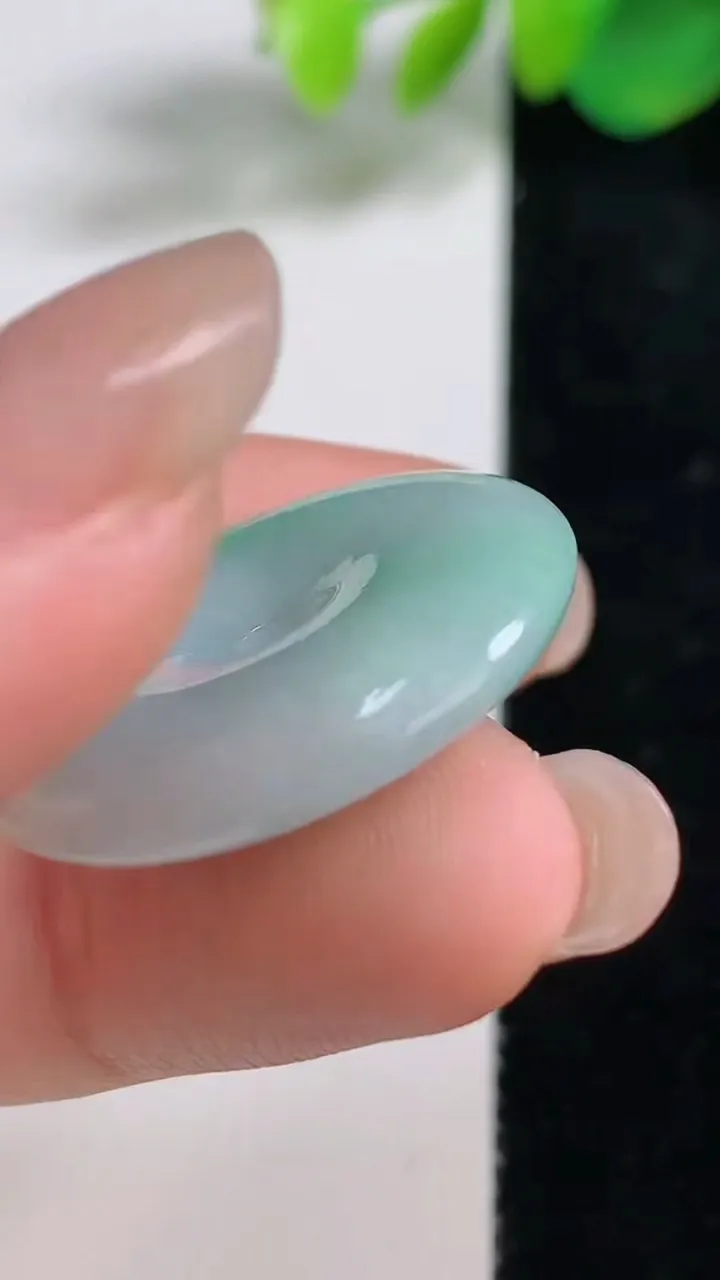 天然A货翡翠平安扣吊坠，尺寸26.2-5.5，重量:8.49g
8月10日
