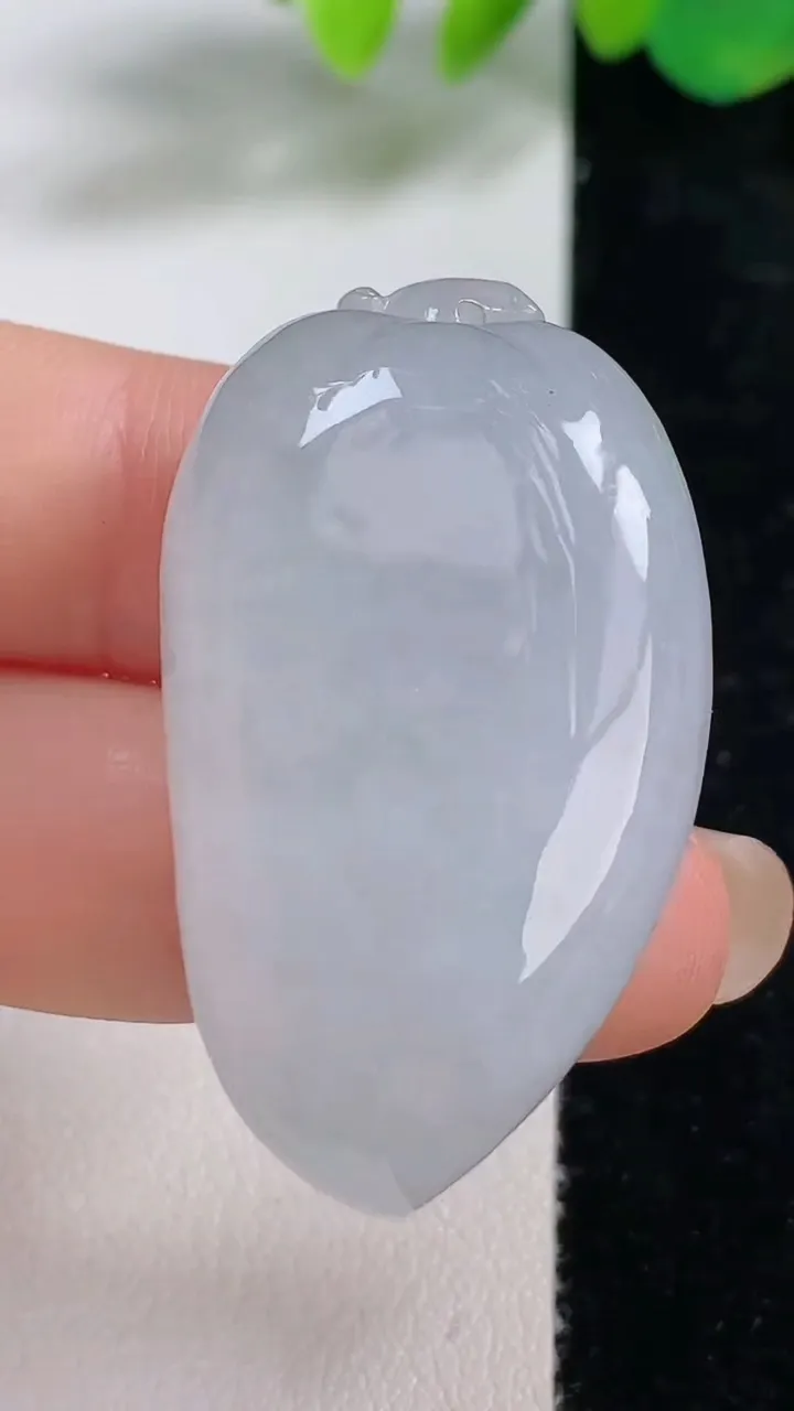 天然A货翡翠冰种福瓜吊坠，尺寸38-23-14，重量:26.06g
8月10日