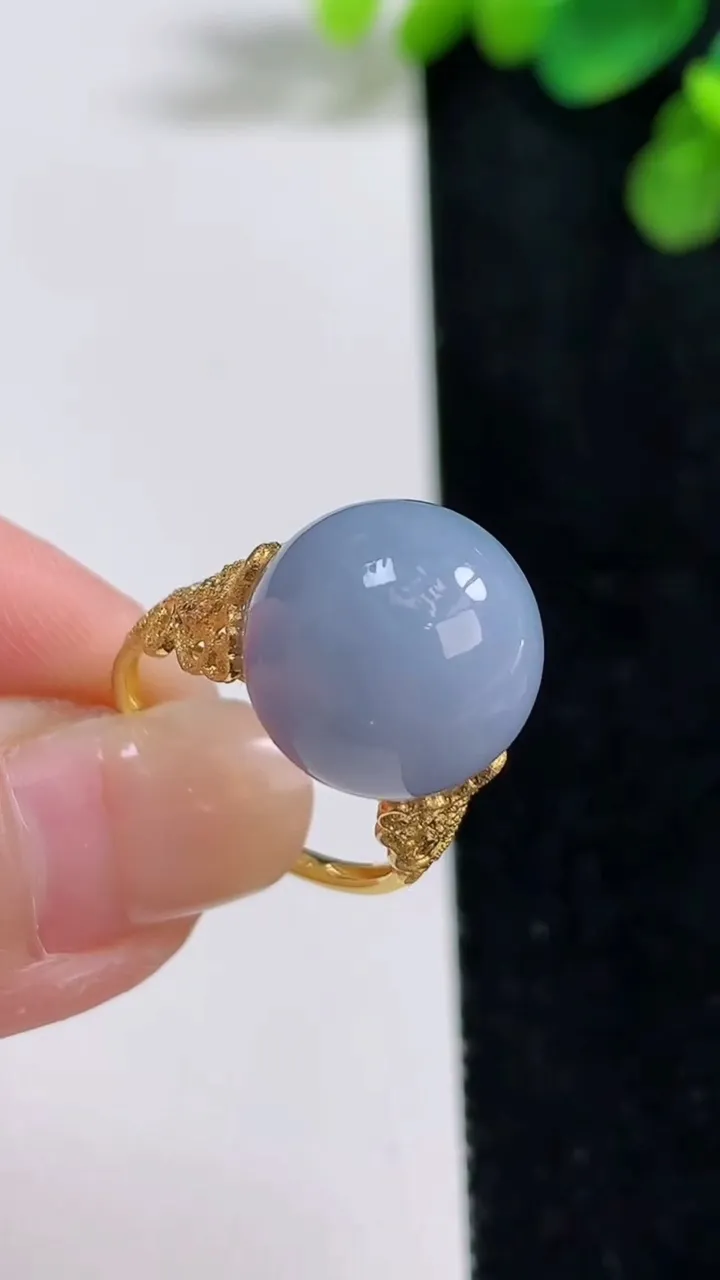 天然A货翡翠18k金紫罗兰圆珠戒指，尺寸18.3-13.3，重量:6.21g2025年8月10日
工