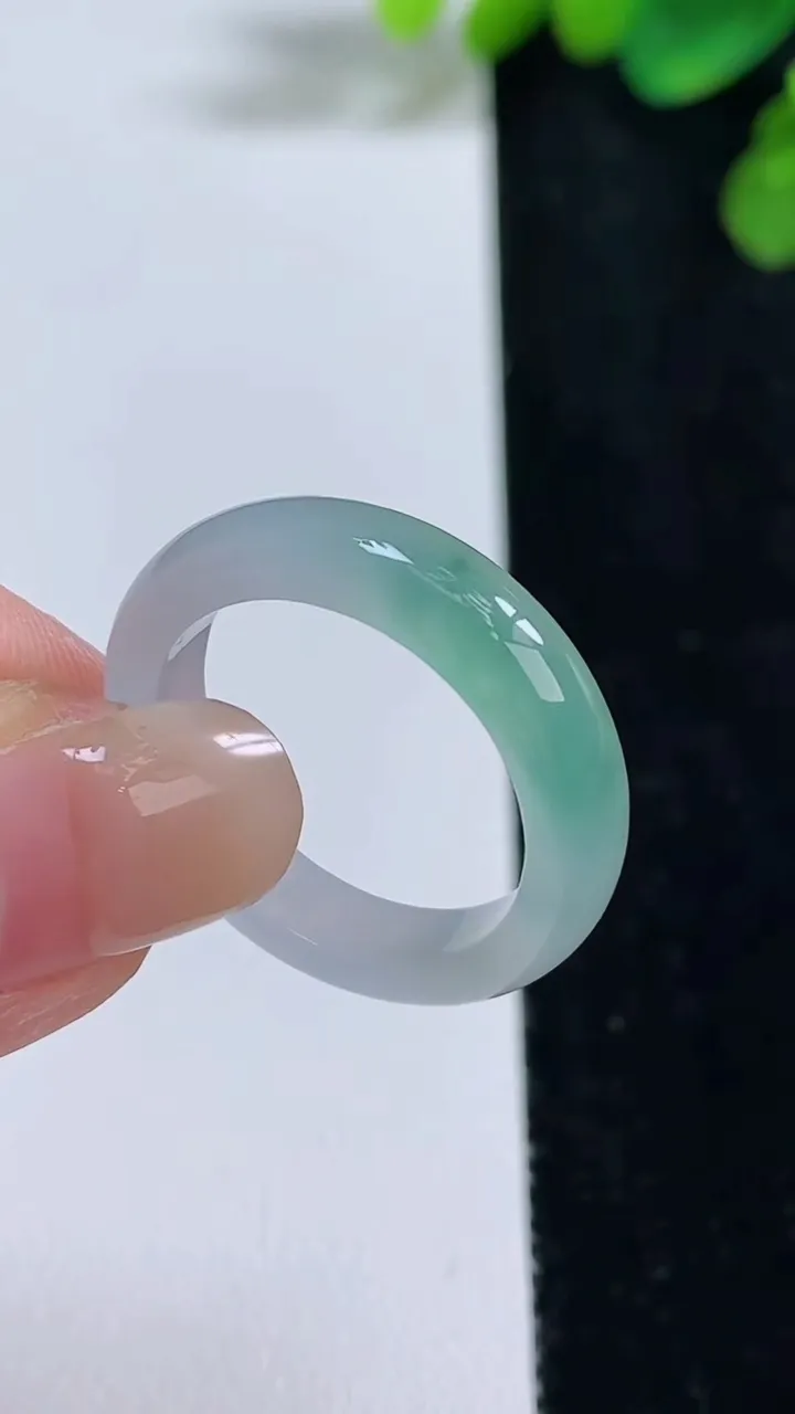 天然A货翡翠戒指指环，尺寸19.5-5.2-3.2，重量:4.05g2025年8月10日
工厂直销收