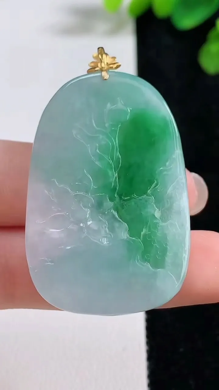 天然A货翡翠年年有余 荷叶鱼吊坠，尺寸43-28.4-6，重量:18.09g
8月10日