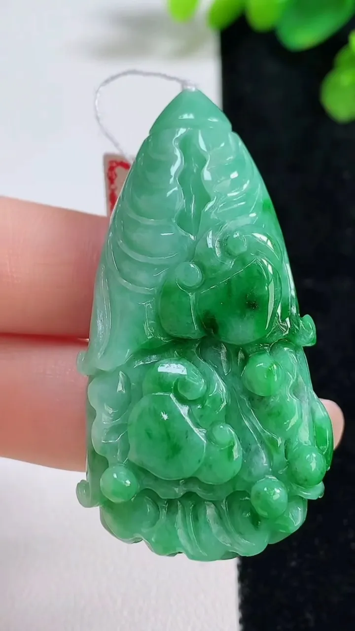 天然A货翡翠白菜吊坠，尺寸53.7-26-14.7，重量:35.73g
8月10日