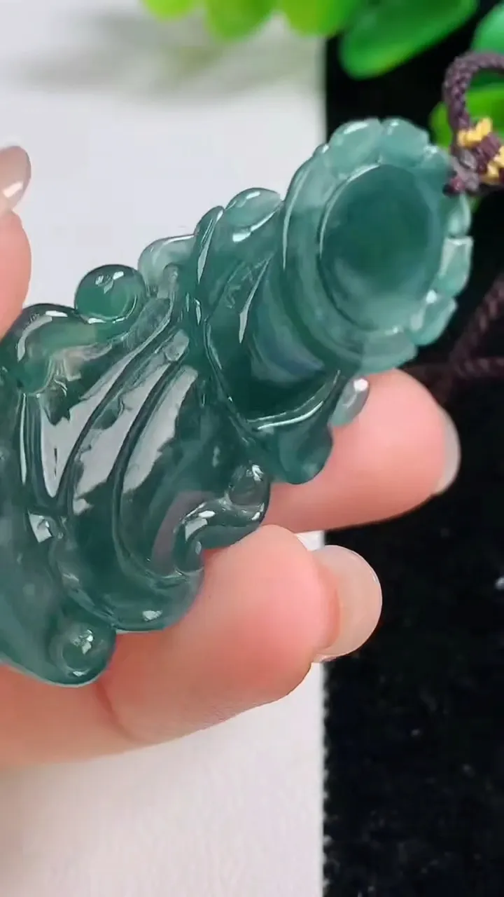 天然A货翡翠蓝水观音菩萨吊坠，尺寸55-25-5，重:11.65g
8月11日