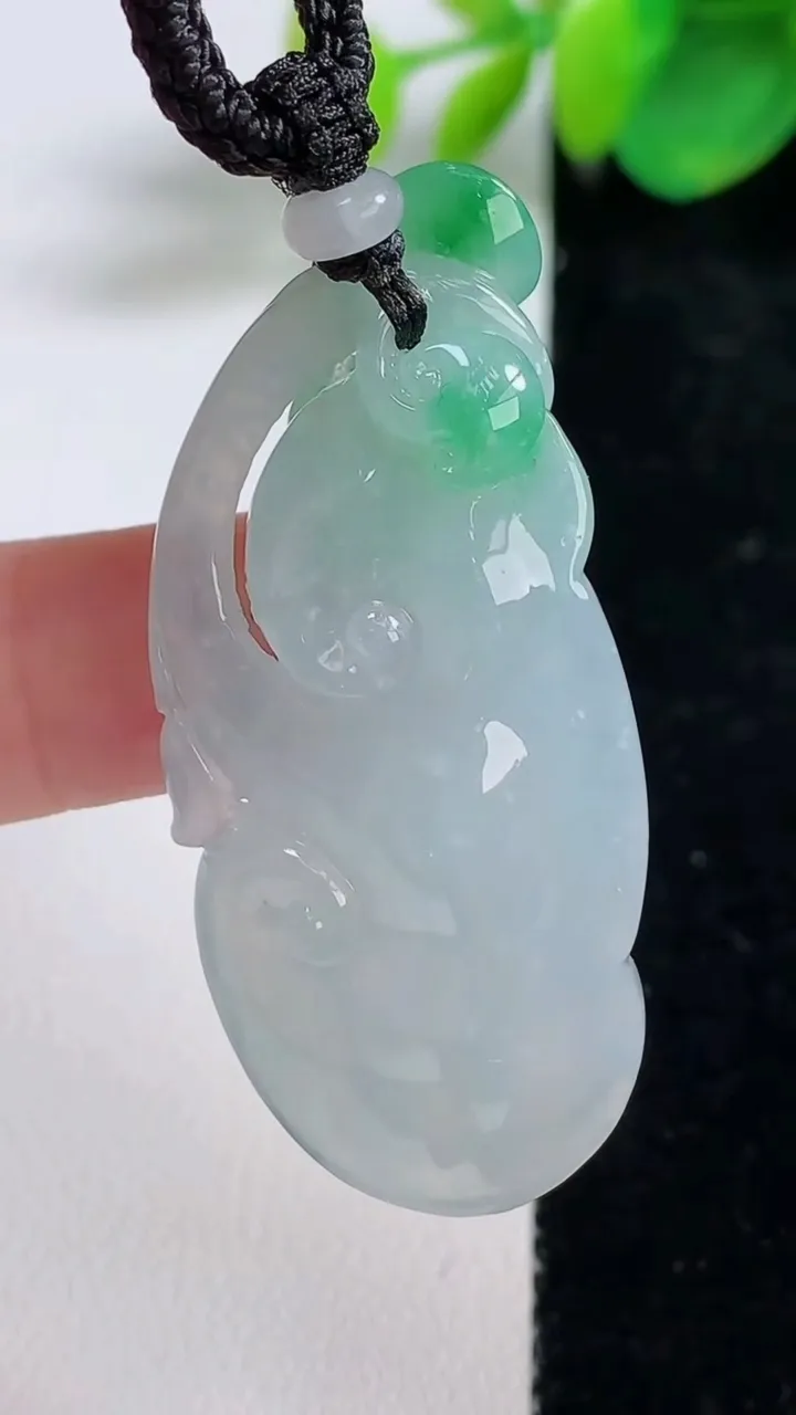 天然A货翡翠如意吊坠，尺寸48.5-21.7-7.2，重量:19.44g
8月11日