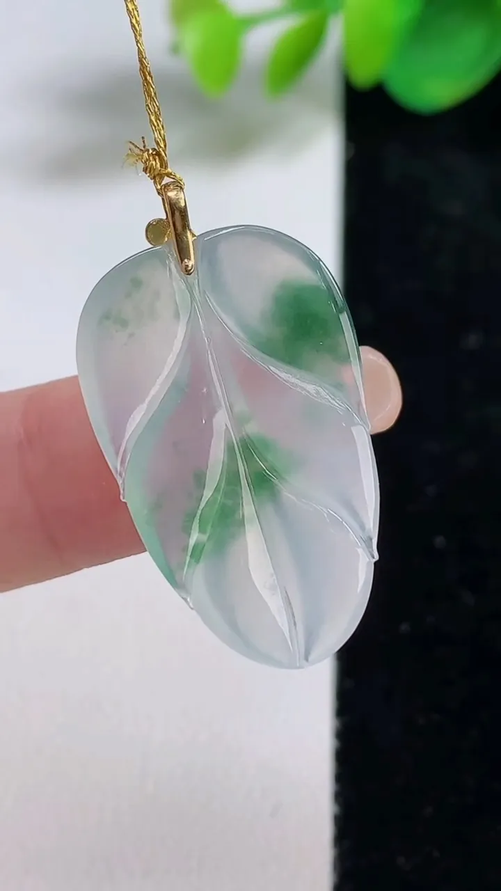 天然A货翡翠种飘花金枝玉叶 叶子吊坠，尺寸29.5-16.7-3.5，重量:3.39g
8月11日