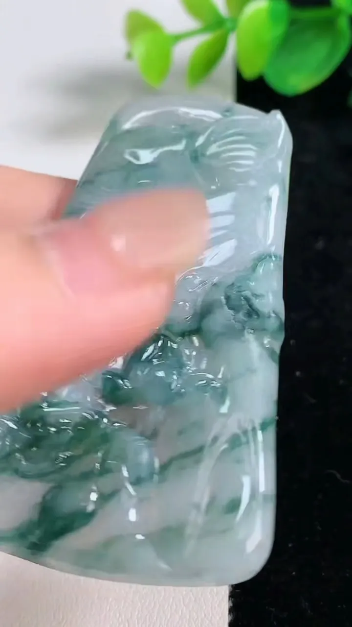 天然A货翡翠飘花普贤菩萨吊坠，尺寸62.6-39.8-5，重量:23.70g
8月11日