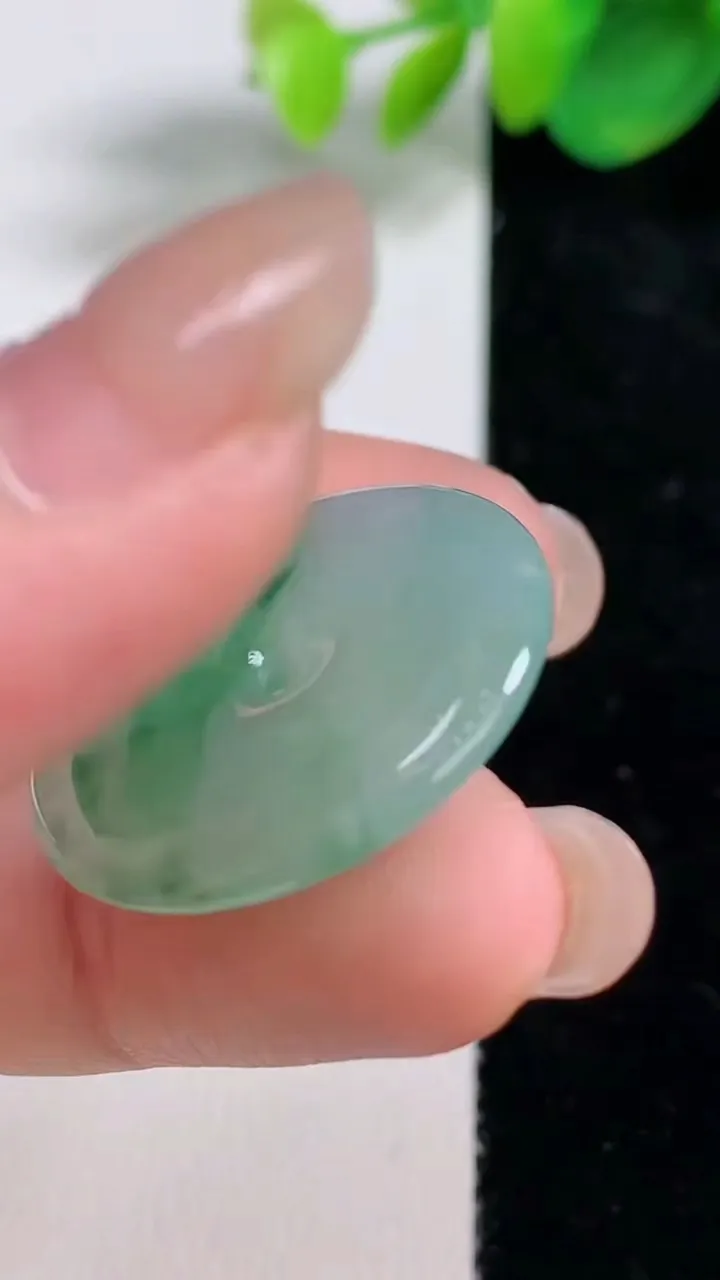 天然A货翡翠平安扣吊坠，尺寸25.5-4.5，重量:6.70g
8月11日