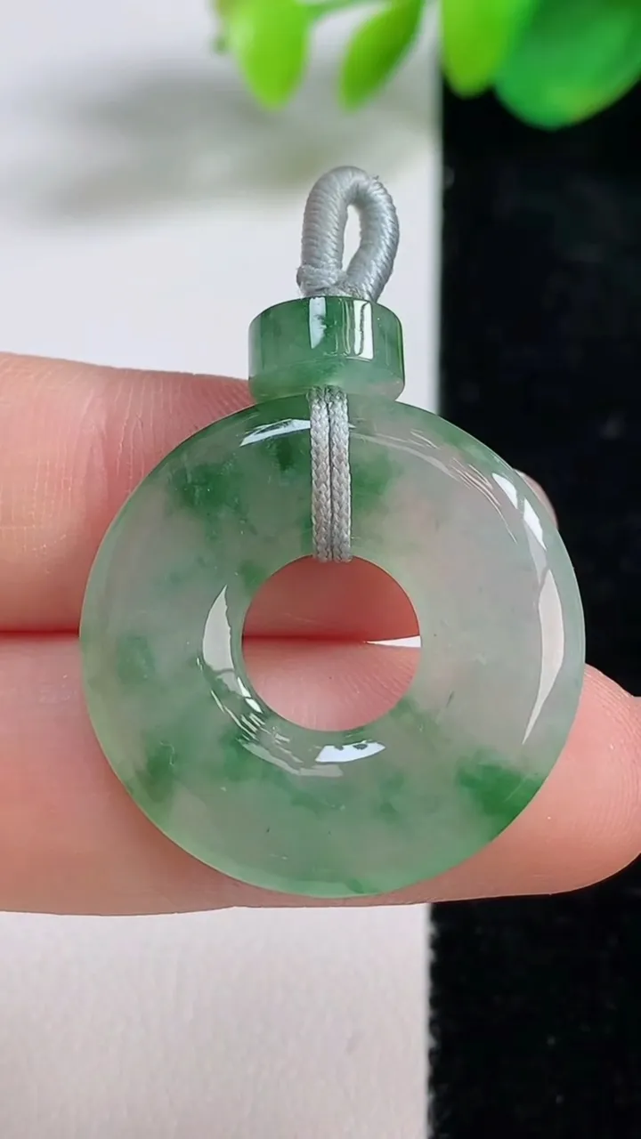 天然A货翡翠平安环吊坠，尺寸26-3.4，重量:5.70g
8月11日