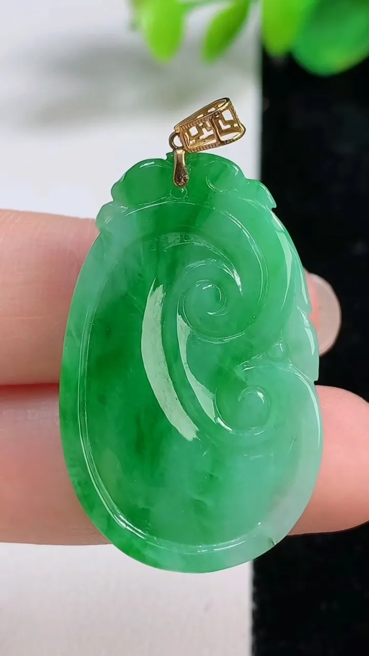 天然A货翡翠如意吊坠，尺寸35.2-22.6-5，重量:8.12g
8月11日