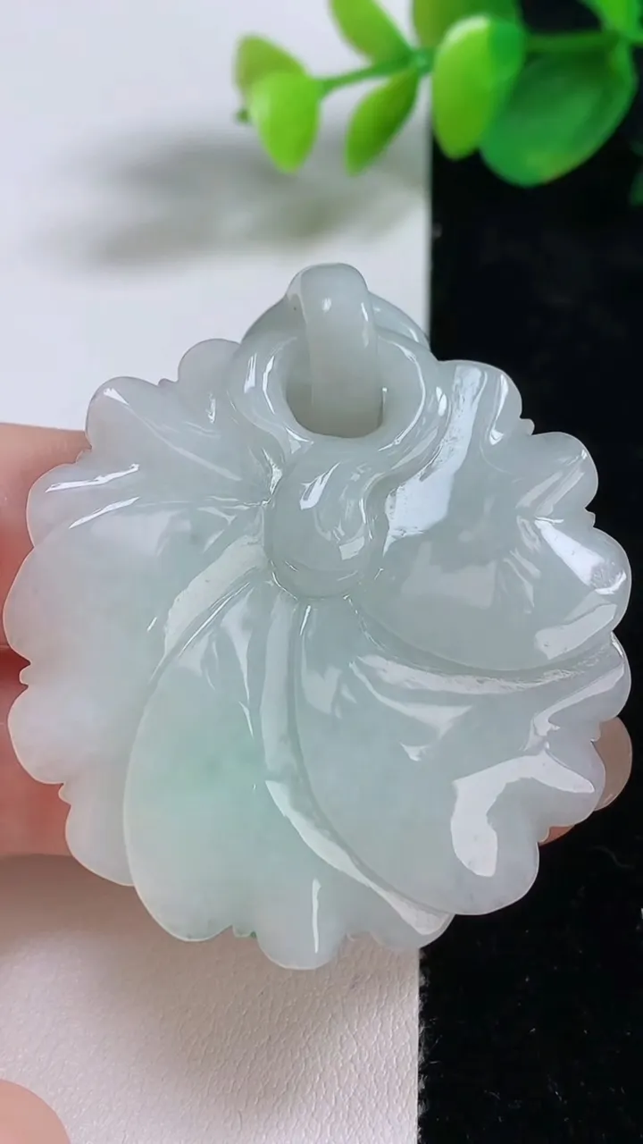 天然A货翡翠花开富贵吊坠，尺寸57-42.5-12，重量:26.76g
8月11日