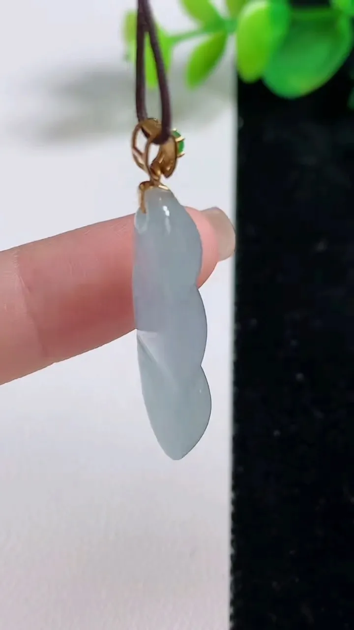 天然A货翡翠种福豆吊坠，尺寸31.2-12-5.7，重量:4.50g
8月11日