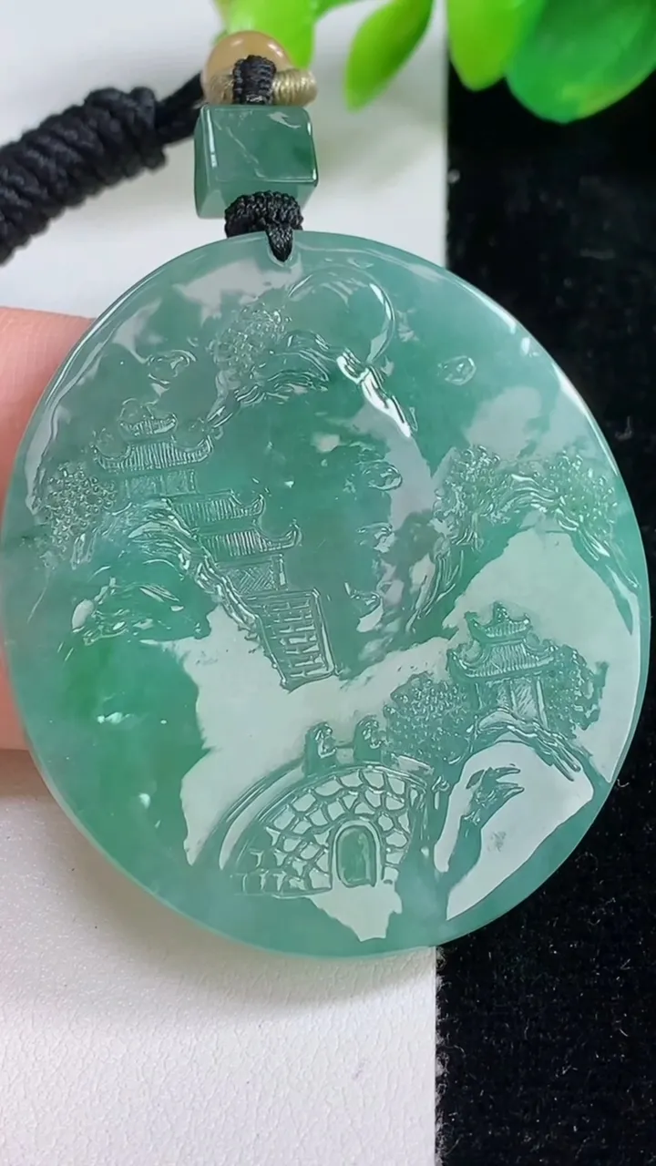 天然A货翡翠山水牌吊坠，尺寸50-45.3-5.2，重量:32.94g
8月11日