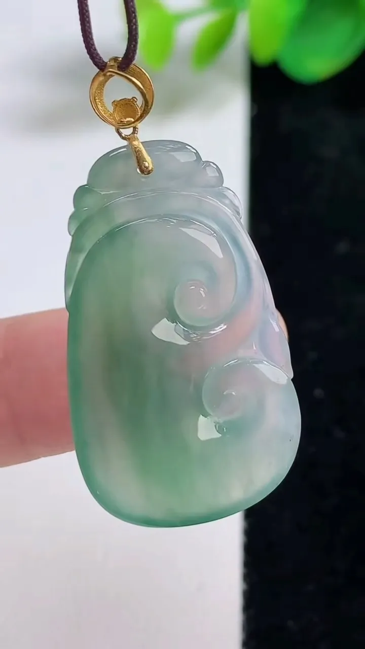 天然A货翡翠如意吊坠，尺寸31.5-19.5-4，重量:5.35g
8月11日