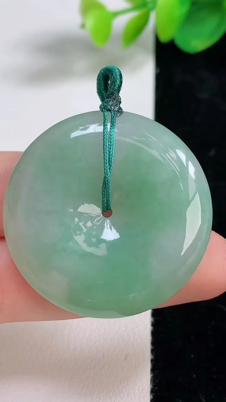 天然A货翡翠平安扣吊坠，尺寸36-6，重量:16.24g
8月11日