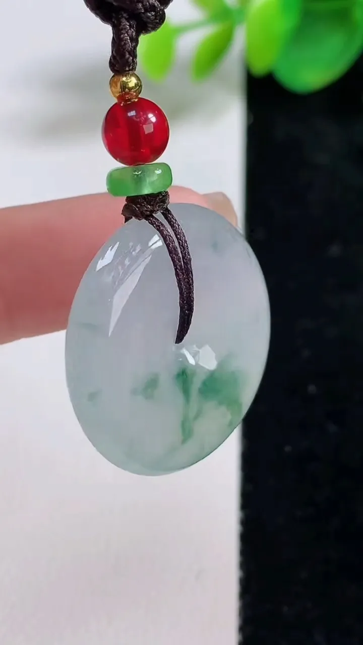 天然A货翡翠飘花平安扣吊坠，尺寸25.8-5.7，重量:10.80g
8月11日