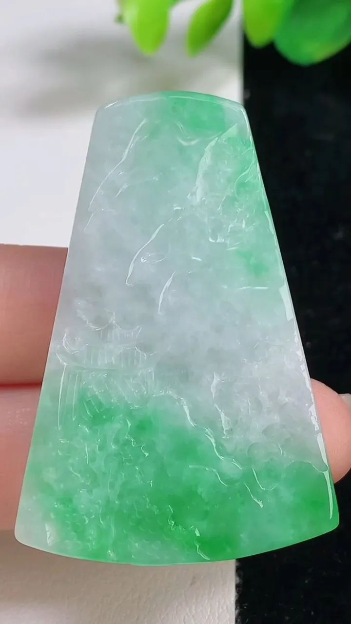 天然A货翡翠山水牌吊坠，尺寸49.6-33.3-5.3，重量:17.11g
8月11日