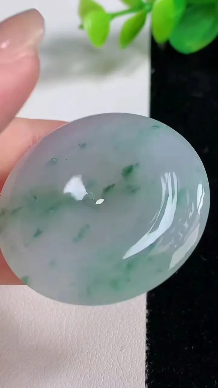 天然A货翡翠平安扣吊坠，尺寸40-5.8，重量:19.28g
8月11日