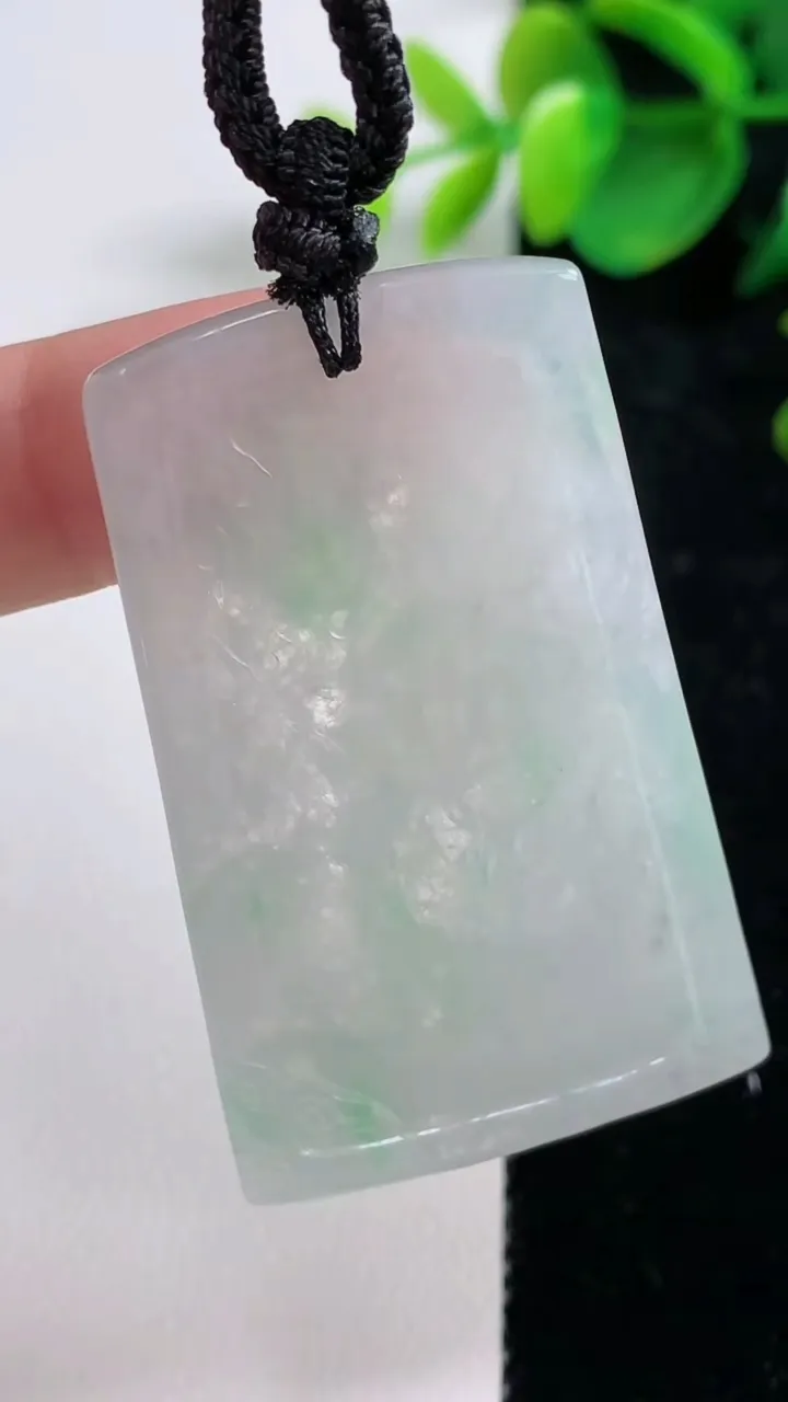 天然A货翡翠龙牌吊坠，尺寸52.8-30.7-3.7，重量:18.95g
8月11日