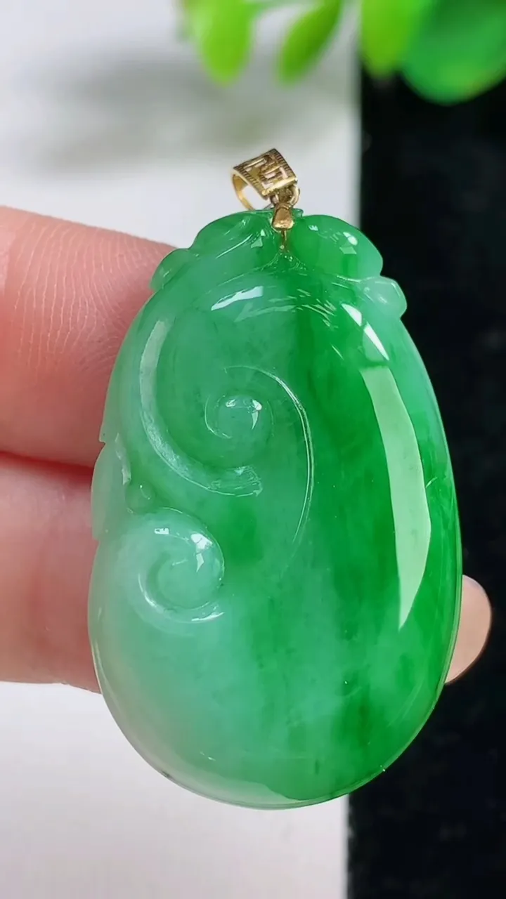 天然A货翡翠如意吊坠，尺寸35.2-22.6-5，重量:8.12g
8月11日