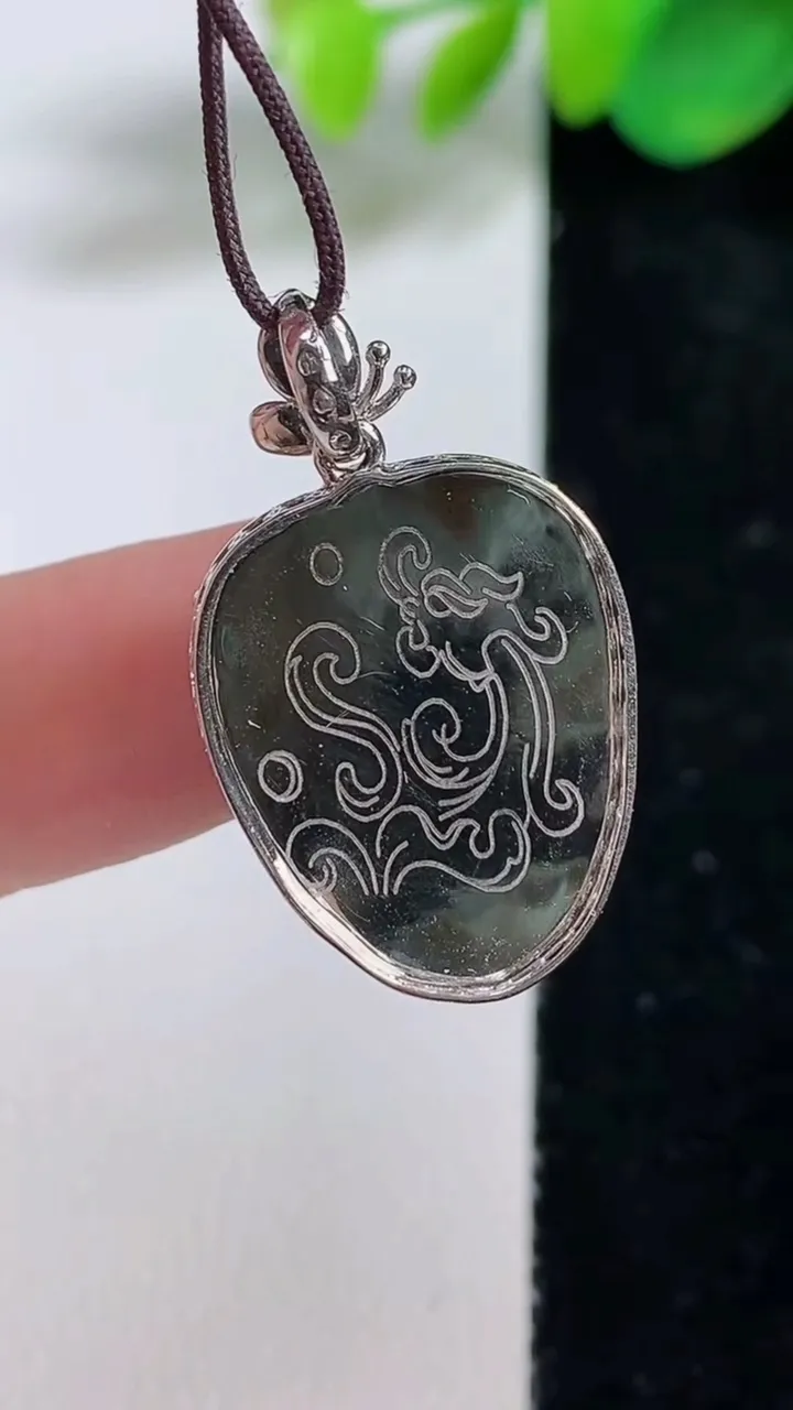 天然A货翡翠金枝玉叶 叶子吊坠，尺寸26.6-16.8-5.6，裸石20.2-15.5重量:3.41g
8月11日