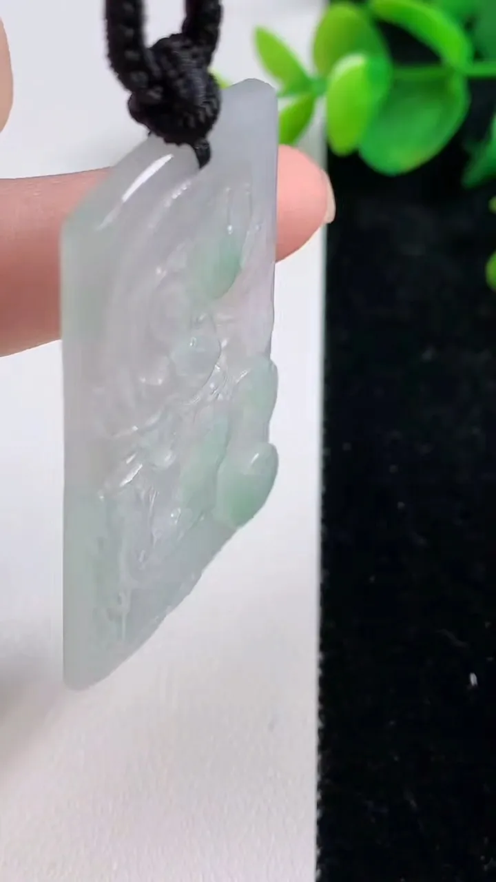 天然A货翡翠龙牌吊坠，尺寸52.8-30.7-3.7，重量:18.95g
8月11日