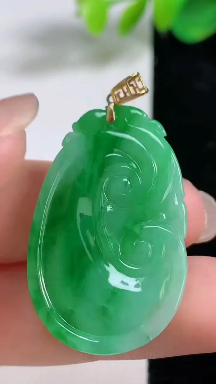 天然A货翡翠如意吊坠，尺寸35.2-22.6-5，重量:8.12g
8月11日