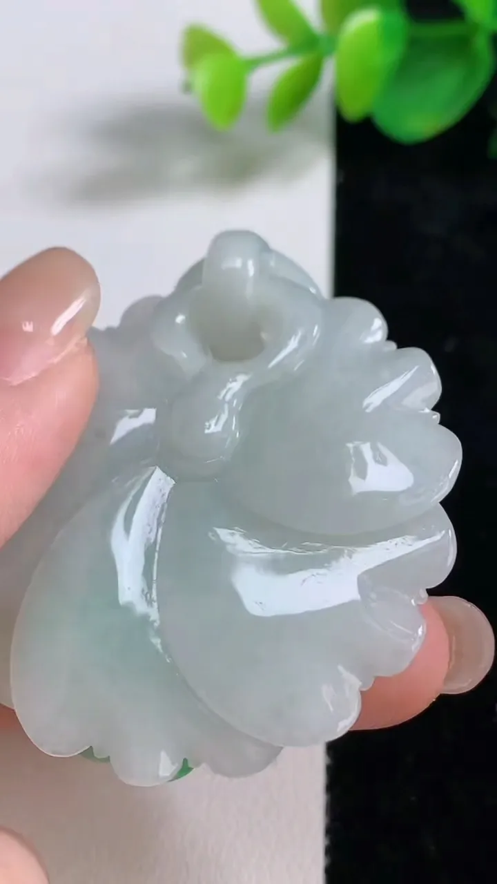 天然A货翡翠花开富贵吊坠，尺寸57-42.5-12，重量:26.76g
8月11日