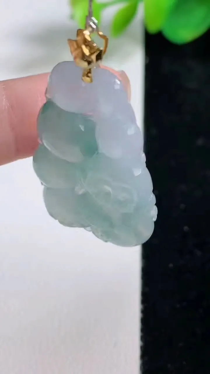 天然A货翡翠生肖猴吊坠，尺寸38-20.7-5.2，重量:8.14g
8月11日