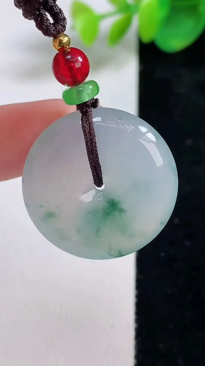 天然A货翡翠飘花平安扣吊坠，尺寸25.8-5.7，重量:10.80g
8月11日