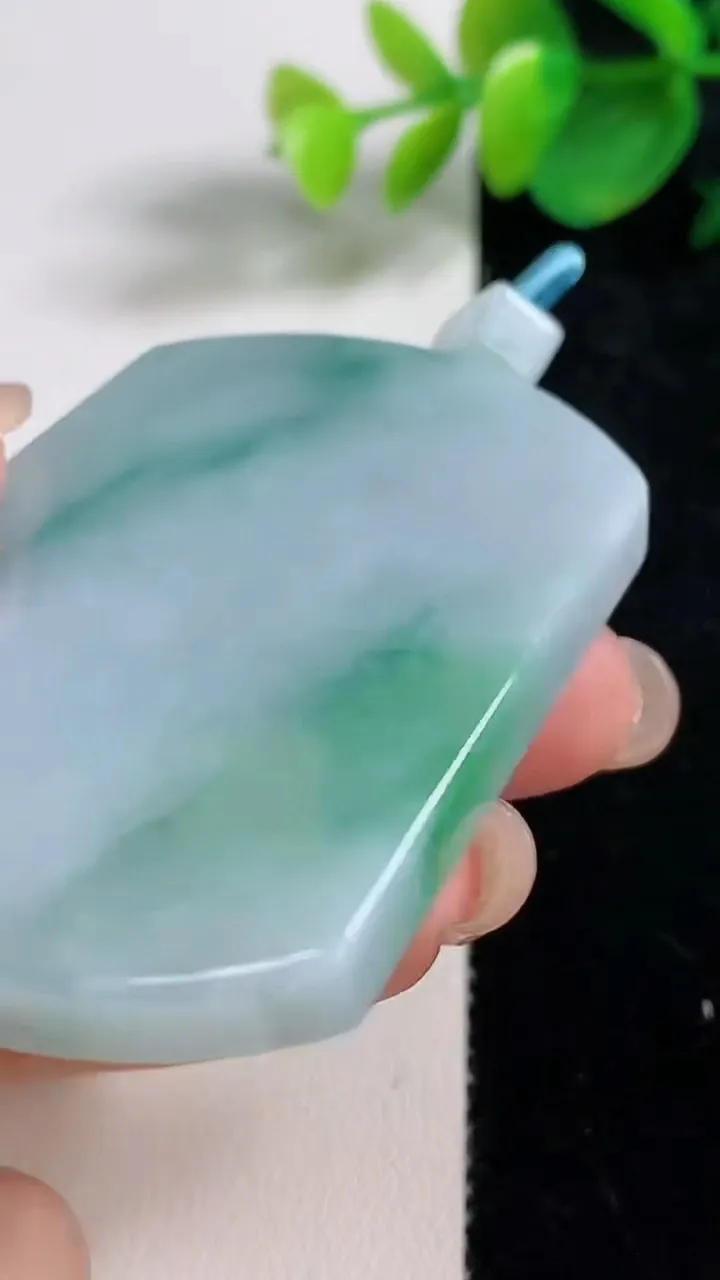 天然A货翡翠无事牌吊坠，尺寸55.4-40.8-6.3，重量:43.66g
8月11日