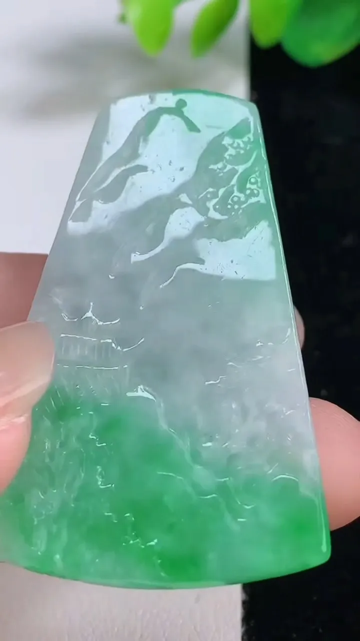 天然A货翡翠山水牌吊坠，尺寸49.6-33.3-5.3，重量:17.11g
8月11日
