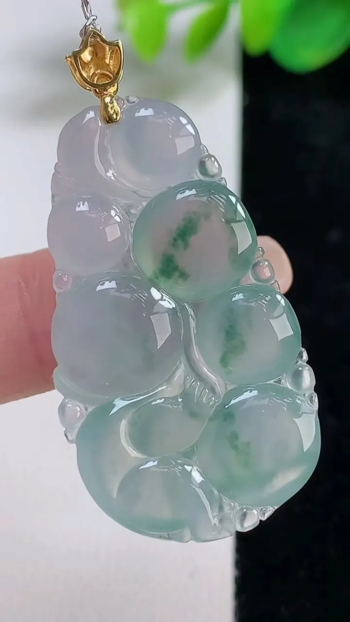 天然A货翡翠生肖猴吊坠，尺寸38-20.7-5.2，重量:8.14g
8月11日