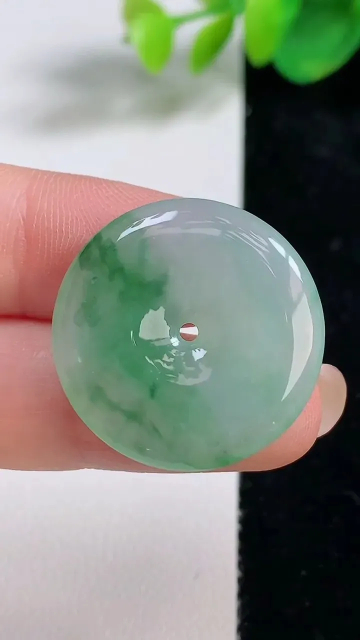 天然A货翡翠平安扣吊坠，尺寸25.5-4.5，重量:6.70g
8月11日