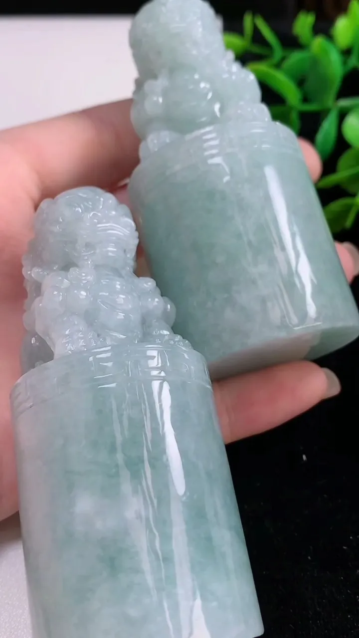 天然A货翡翠飘花麒麟摆件一对，尺寸79-35.6-24.6，重量:355.43g
8月11日