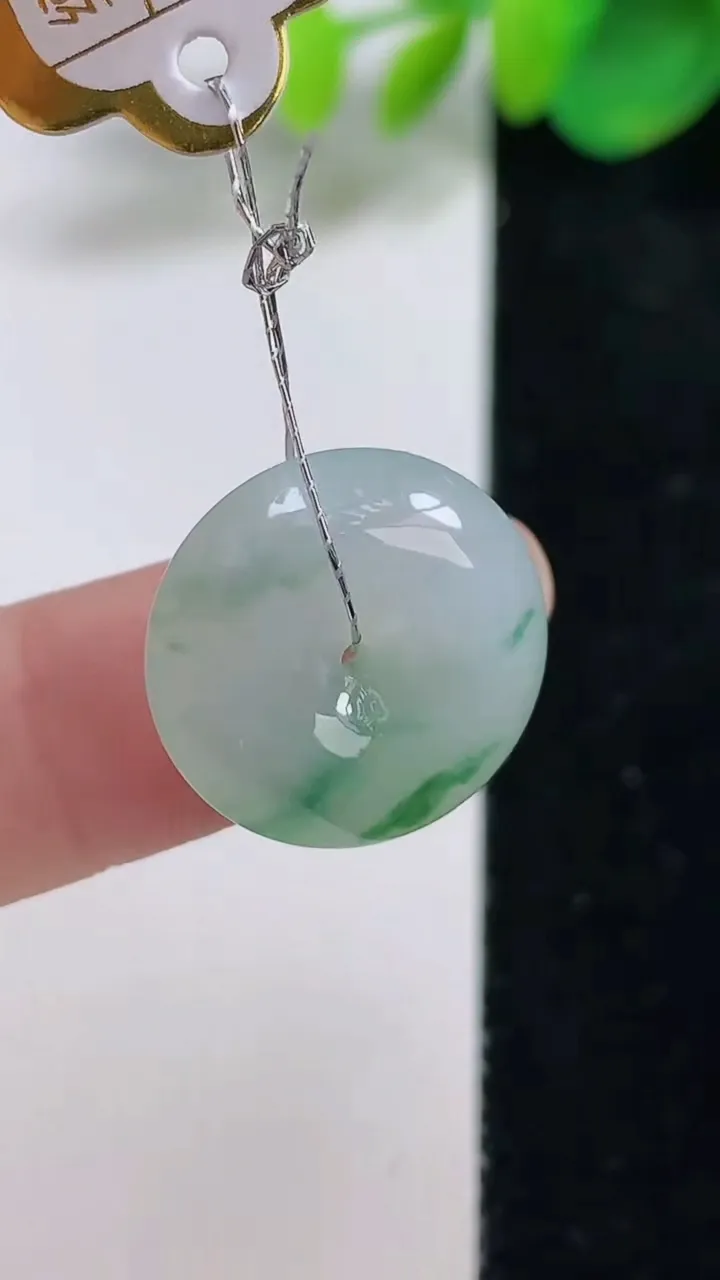 天然A货翡翠平安扣吊坠，尺寸17.6-6，重量:3.97g
8月11日