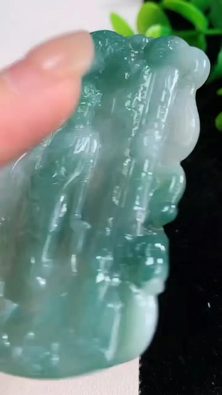 天然A货翡翠飘花祥龙观音菩萨吊坠，尺寸45-41.2-6，重量:41.78g
8月11日