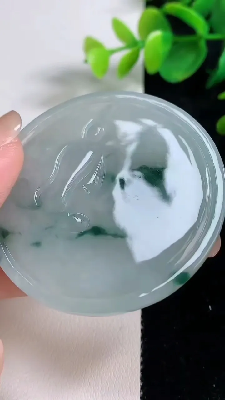 天然A货翡翠飘花祥龙观音菩萨吊坠，尺寸52.6-5.4，重量:31.80g
8月11日