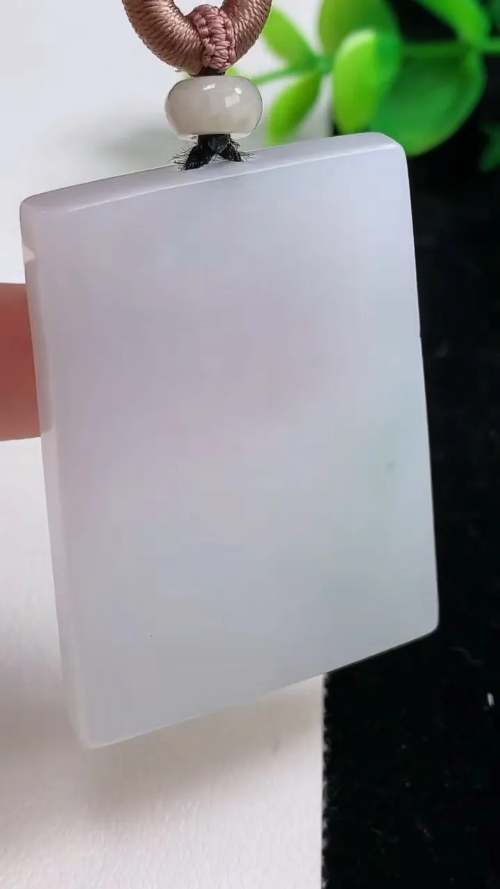 天然A货翡翠飘花无事牌吊坠，尺寸51.2-38-5.4，重量:36.25g
8月11日