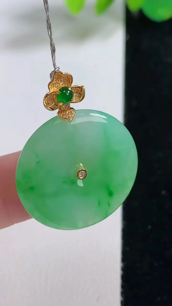 天然A货翡翠平安扣吊坠，尺寸23.3-3.4，重量:5.37g
8月11日